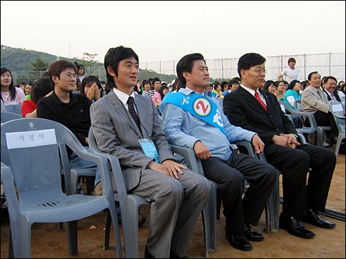 지난 5월 23일 경성대 축제 개막식에 참석한 한나라당 허남식 부산시장 후보(앞 줄 가운데)과 이 대학 송완준 총학생회장(앞 줄 왼쪽). 